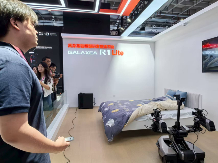 在星海图展区，星海图R1 Pro正在整理床铺。杨学聪摄