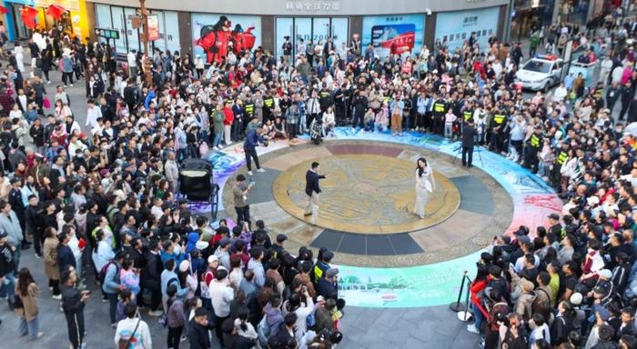 往期金街大铜钱广场  《日出》演出现场（央广网发  天津人民艺术剧院供图）