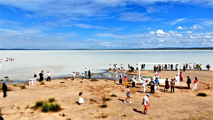 8月8日，牛奶湖畔游人如织。