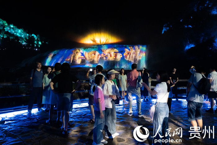 游客在演出现场打卡拍照。人民网记者涂敏摄