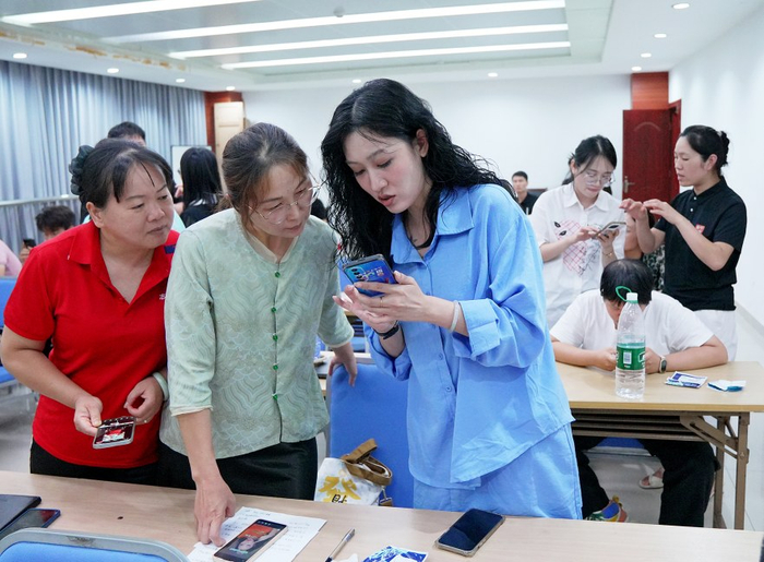     培训中，老师手把手指导学员短视频拍摄、剪辑技巧。