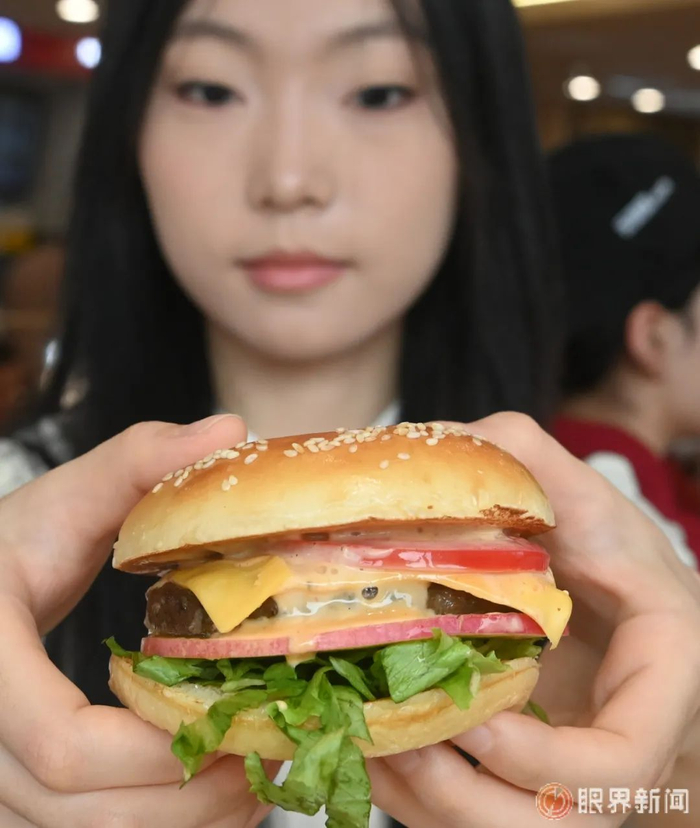 8月8日，消费者展示辣皮子馕堡。陈岩摄