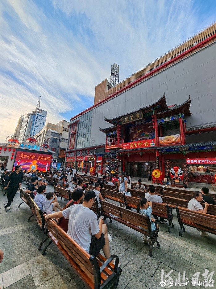 8月9日，市民在石家庄市湾里庙步行街同乐戏台参与街区活动。 河北日报记者 苑立立摄