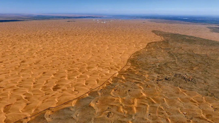 6月30日，宁夏中卫市长流水村，腾格里沙漠东南缘治沙锁边工程现场。本文图/新华