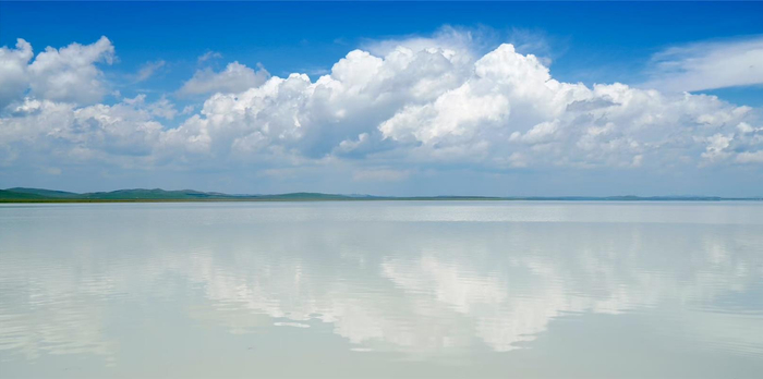 8月8日，蓝天白云下的牛奶湖。