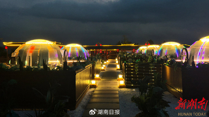 夜幕降临，车田江水库周边民宿亮起霓虹灯。李志宏 摄