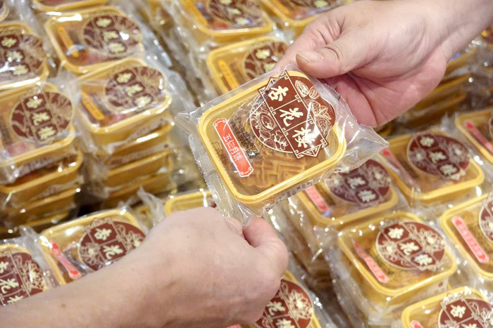 广式月饼热销。劳动报记者贡俊祺 摄影