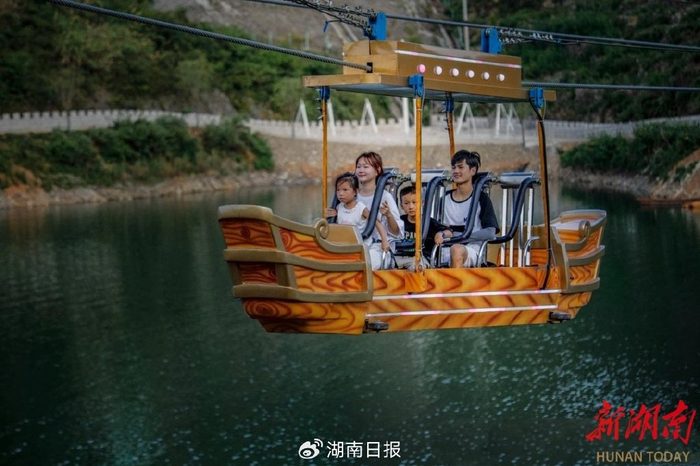 景区内，游客在体验空中飞船。李志宏 摄
