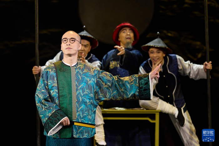 《大状王》2025年内地巡演北京站公演剧照。新华社发（香港西九文化区管理局供图）