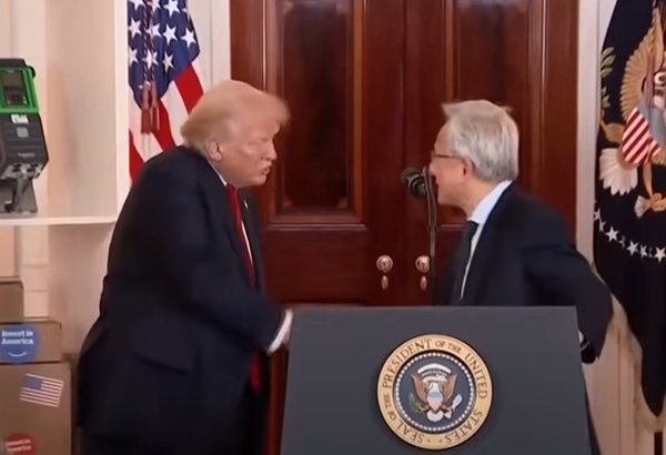 特朗普与黄仁勋出席记者会。 视频截图