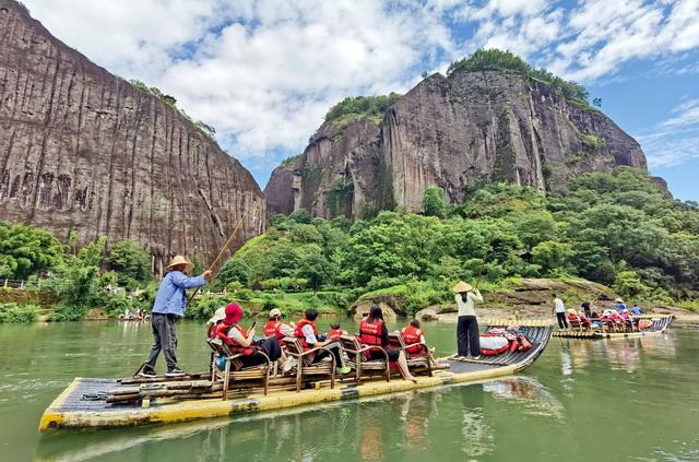 要使绿水青山成为金山银山，关键是要做好转化这篇文章。图为福建武夷山生态旅游。摄影/章轲