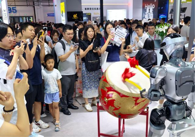 图：灵宝CASBOT展台机器人敲鼓
