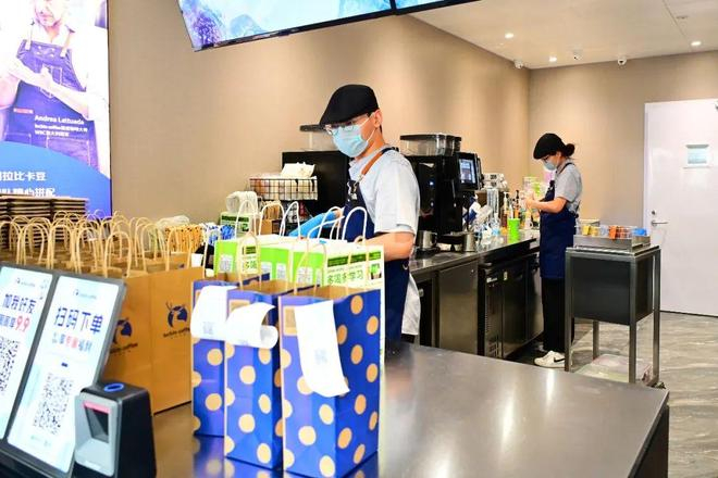 ▲店员正忙碌制作咖啡外卖订单。图 / 视觉中国