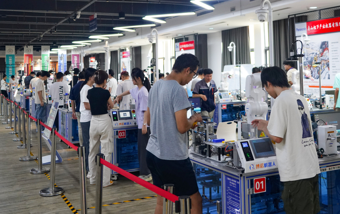 ↑7月10日，北京交通大学学生开展工业机器人技术培训。（受访单位供图）