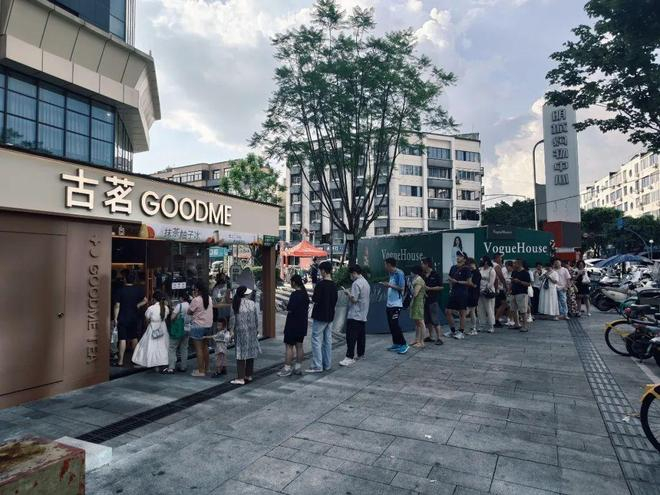 ▲消费者排队取奶茶。图 / 视觉中国