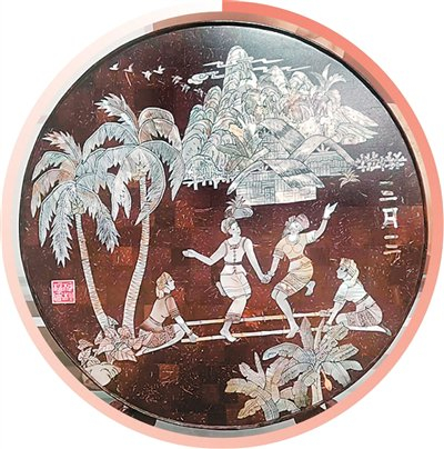 海南椰雕与螺钿工艺结合的黎族“三月三”主题摆件。均由受访者供图
