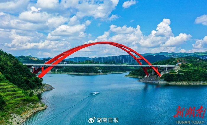 车田江大桥跨越水库上方，美景自成画。王黎明 摄