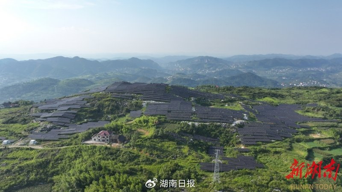库区光照充足，山脊的光伏产业成为“阳光银行”。夏云锋 摄
