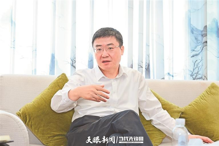 李劲松接受贵州日报天眼新闻记者专访。 贵州日报天眼新闻记者 刘杨 摄