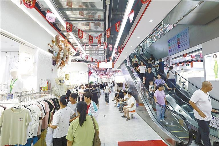     顾客在云裳小镇选购衣服。本报记者 王静 本报通讯员 庞趁友 摄