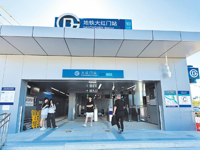 8月9日，改造后的地铁大红门站C口已经恢复启用。　摄影/新京报记者　王贵彬