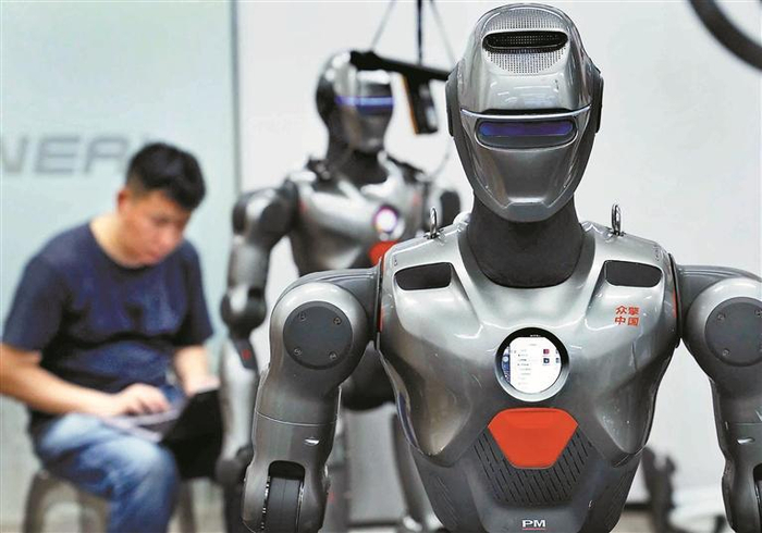  深圳市众擎机器人科技有限公司的工作人员在调试人形机器人。 （新华）