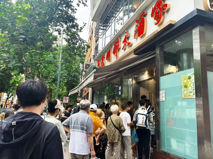 淮海路上光明邨鲜肉月饼排队了。劳动报记者陆燕婷 摄影