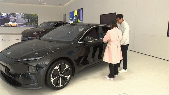 市民在选购私家车 图片来源/南京新闻