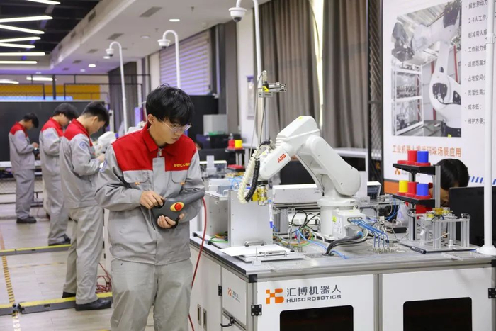 ↑6月12日，唐工大学生在机器人产业学院进行实训。（受访单位供图）