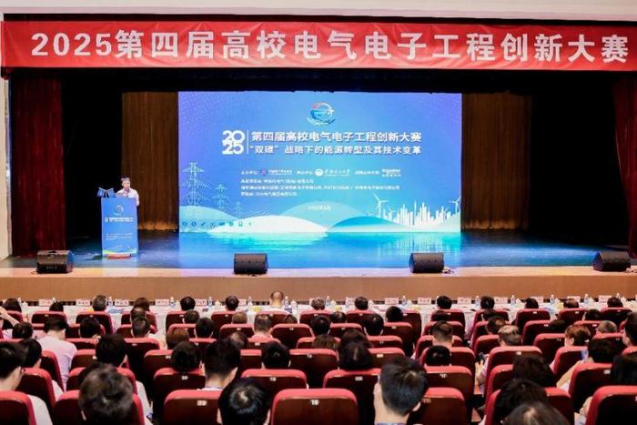 施耐德电气高级副总裁、工业自动化中国中心负责人、施耐德电气中国研究院院长胡晓致辞