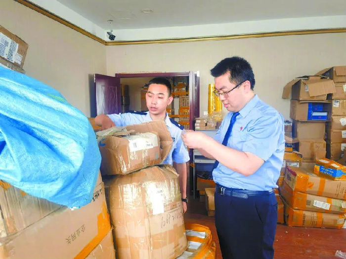 办案检察官查看案发现场。