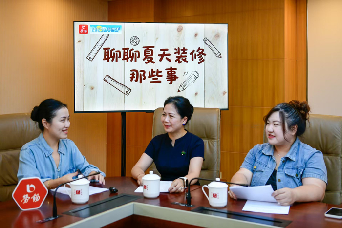上海装潢网调解中心主任邱文杰走进劳动报直播间。劳动报记者颜筱依 摄影