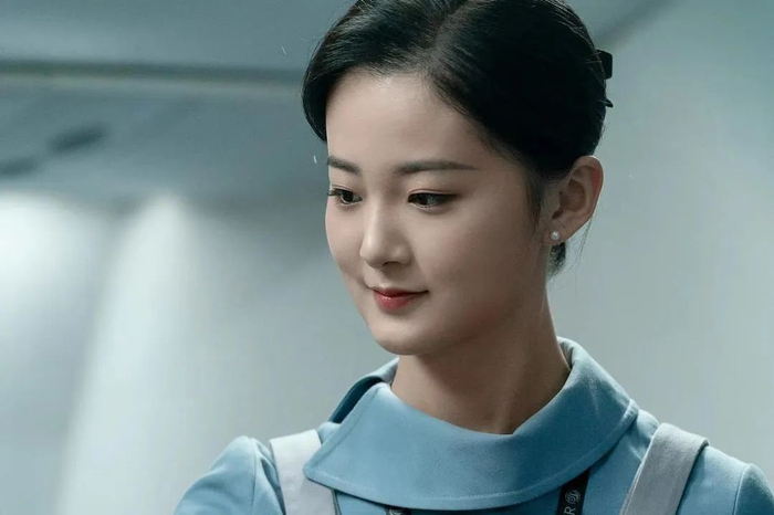 空姐的指甲、眼影颜色和发型都有统一规定 /《向风而行》剧照