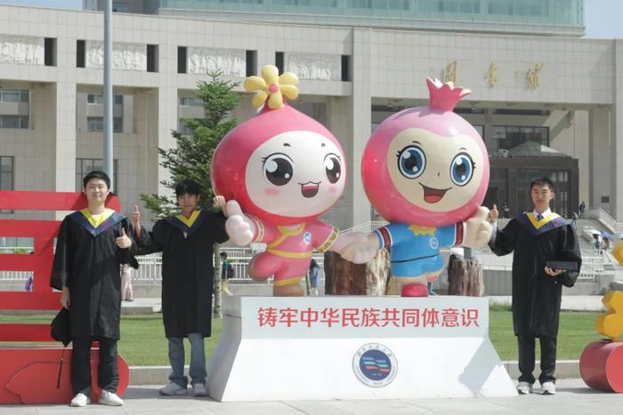 ▲学院毕业生合影留念。王水江 摄