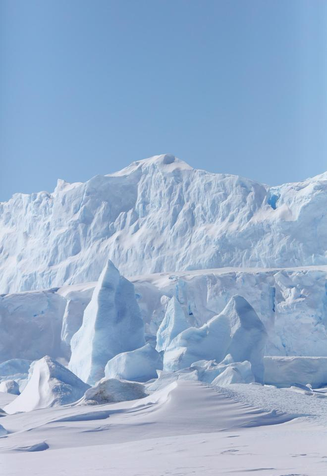 　　这是2024年12月1日在南极中山站附近拍摄的冰山。新华社记者黄韬铭摄