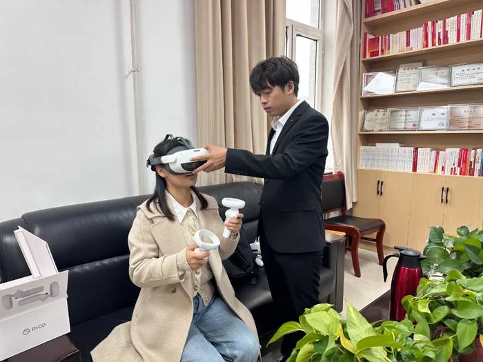▲学院师生体验VR光伏电站场景。 高欣 摄