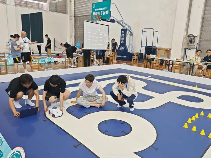 ▲学院学生参加第十九届全国大学生智能汽车竞赛。王叶南 摄