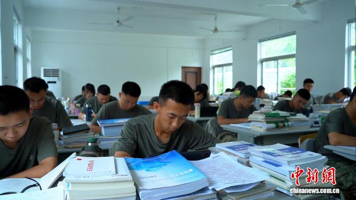 图为士兵集中学习备考。牛利 摄