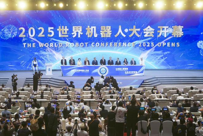 8月8日，嘉宾为2025世界机器人大会揭幕。   新华社记者 谢晗 摄
