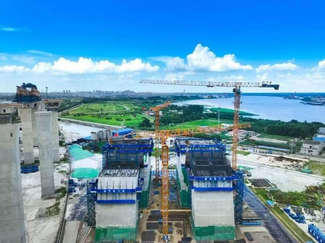 中交一公局集团张靖皋大桥A5标施工现场。| 谢狄宏 摄