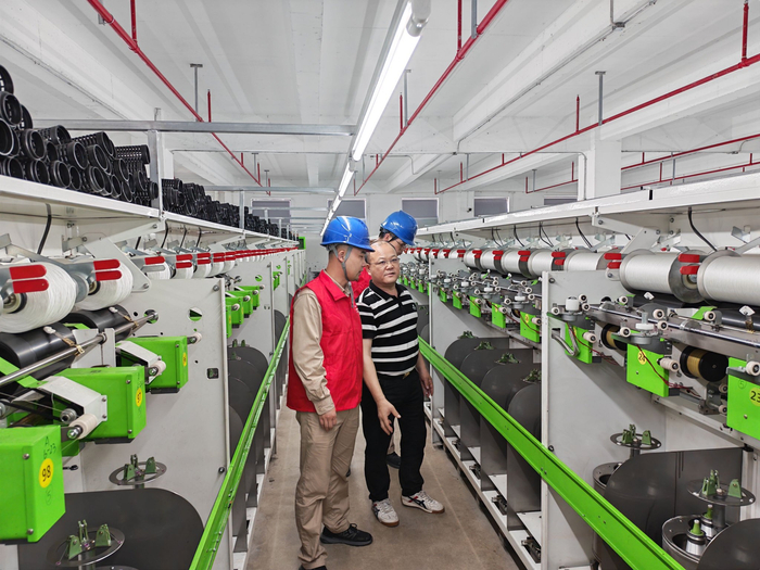 图为国网晋江市供电公司在久联环线业了解企业用电需求（受访单位供图）