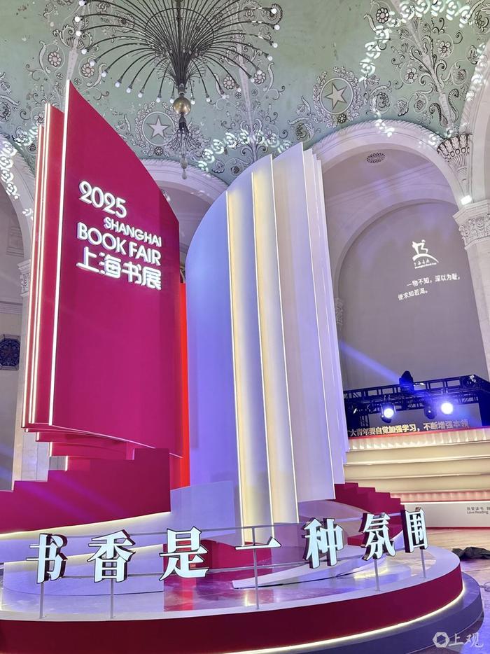   序馆主题雕塑，每年读者的打卡点。施晨露摄