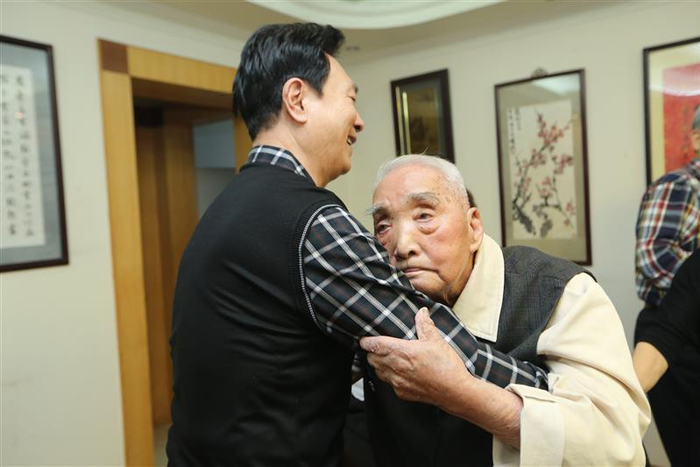 临走之际，刘燕如同志激动地与梁波罗先生拥抱、告别。资料库