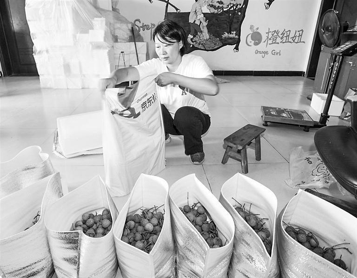     重庆市涪陵区南沱镇睦和村村民在打包新鲜荔枝，准备通过快递发给客户。（资料图）新华社发