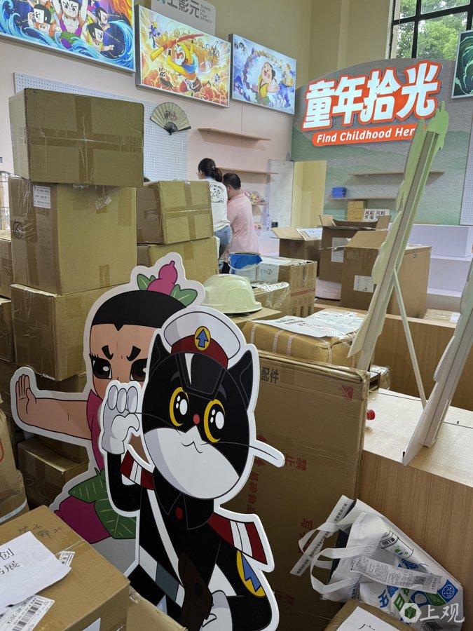   世纪出版馆布展中。施晨露摄