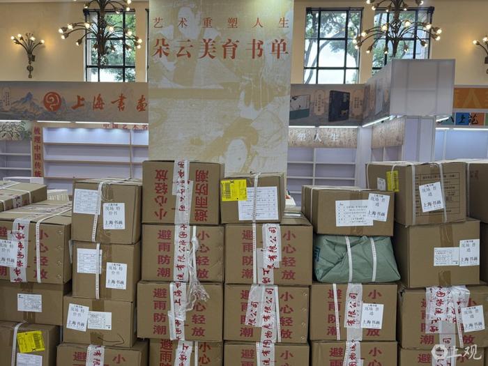  世纪出版馆布展中。施晨露摄