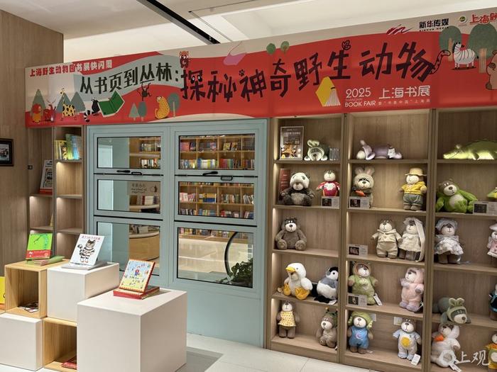   上海书城各楼层都有书展特惠区域。施晨露摄