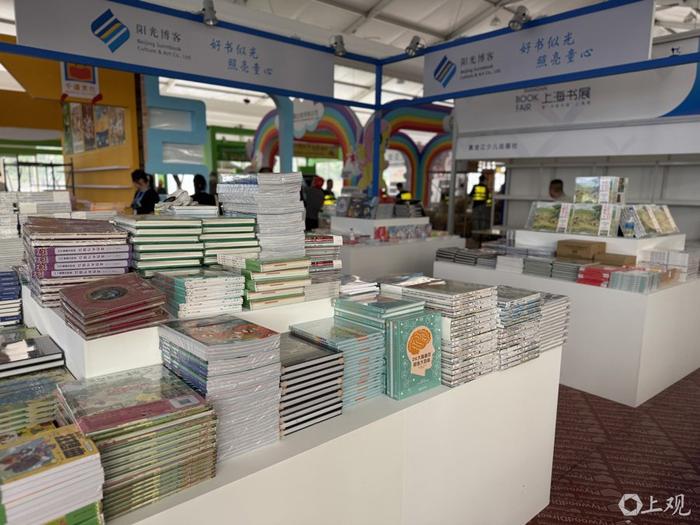  “童书嘉年华”展区面积扩容，比去年增加近10家出版社。施晨露摄