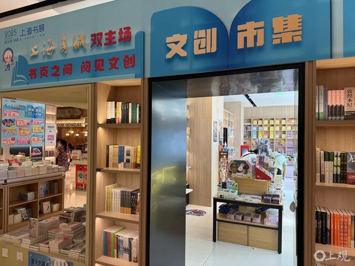   上海书城各楼层都有书展特惠区域。施晨露摄