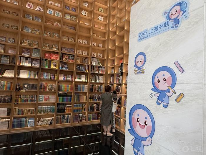   上海书城各楼层都有书展特惠区域。施晨露摄